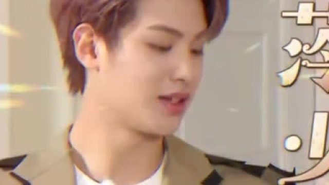 黄明昊教龚俊写非主流字体