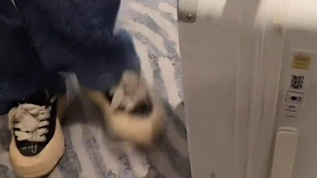 “红底高跟鞋”