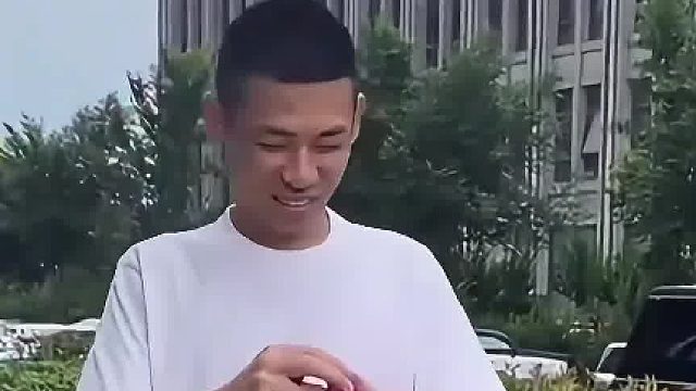 宝哥是真接地气，遇到水友就上前分烟