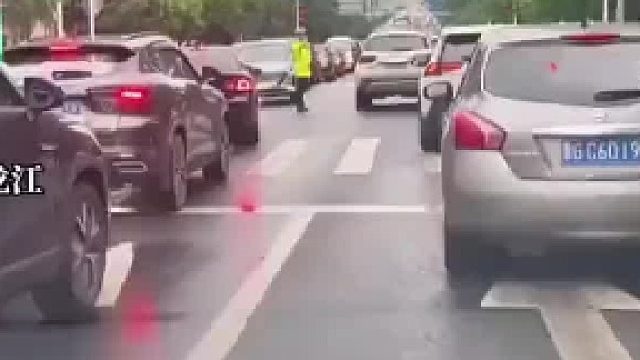 车流如织，红灯静候，恰似《菜根谭》所言：“忙处不乱性