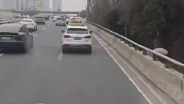 车主被轿车突然别车，网友：轿车居然敢主动挑衅大货车！