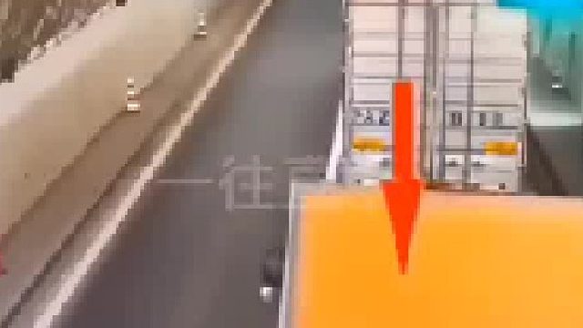 大车实线变道，全责。