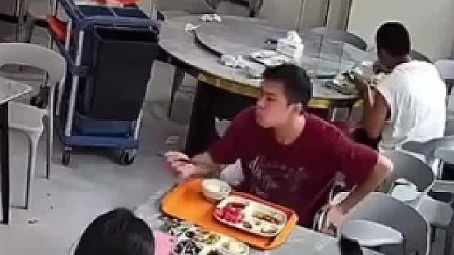 饭桌上的小插曲：男子突然把碗和餐盘都扔了？