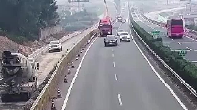 高速惊魂！自动避让、主动刹车，究竟谁失守？