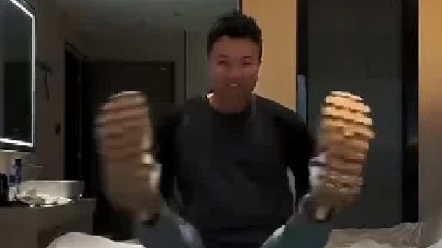 好可怜。但她怎么上厕所呢？