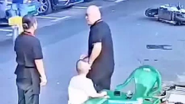 监控的一幕，不知道你们有没有看懵了，我是看懵了，三个人出同样的问题，一个比一个吓人