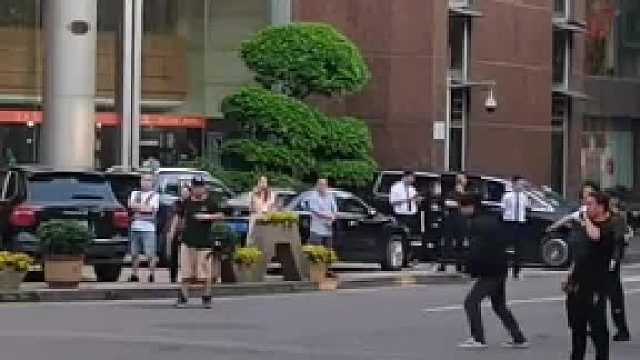 敬业，特技演员拍摄撞车戏，隔着屏幕都替他捏了把汗