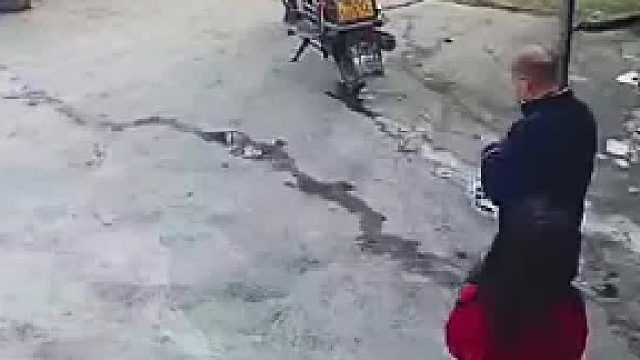 看到什么东西了吗！吓成那样！