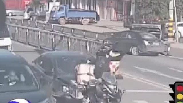 摩托车突然停车，后方汽车刹车不及时撞上的责任划分案例你怎么看