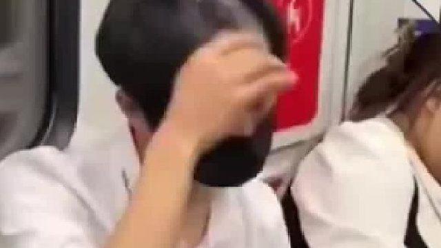 男生头顶头发稀疏，在地铁上佩戴假发，戴上后连衣服都显得有质感