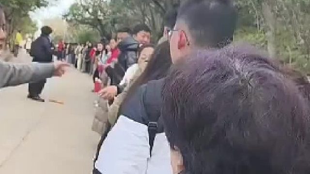 年轻人守规矩还维护秩序，值得表扬！