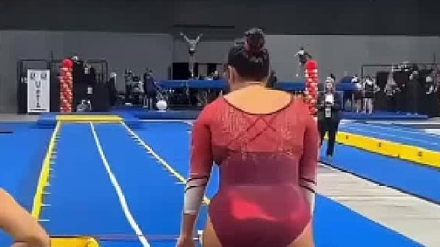 千万别以为第一印象看人她一上场直接惊艳全场一连串的爆发力十足完美的空翻