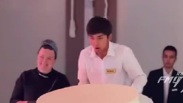 网友：新人的情绪太稳定了 蛋糕掉下不碎 爱情坚如磐石