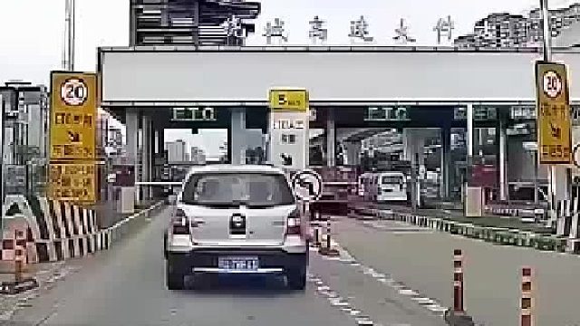 他是怎么蹭的呀？什么原理？