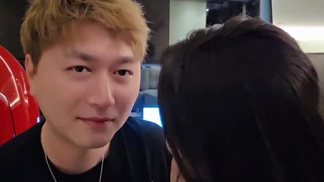 小酷跟妹子调情被身后镜子暴露，妹子害羞慌忙解释