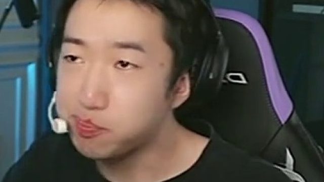 eq聊aq队内换人情况，youjun被juicy换下去的时候 当天在排位里面猛杀