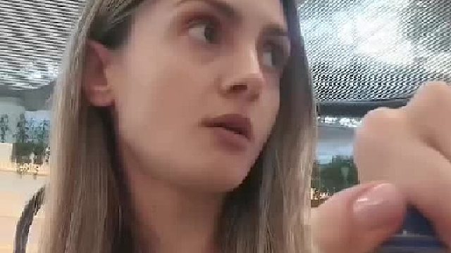 长发女孩拧瓶盖，瓶盖直接飞了