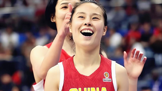真老六！女篮诞生名场面：王思雨创意界外球，借力打力得分