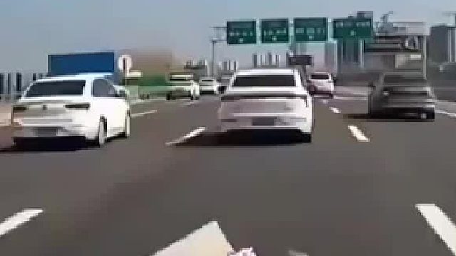 被迫实线变道。事故怎么处理。