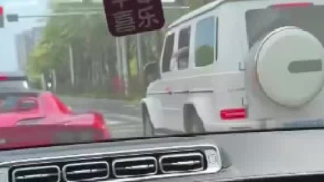 本来跟着笑的，超绝不经意露出车标，网友：小赫才露尖尖角