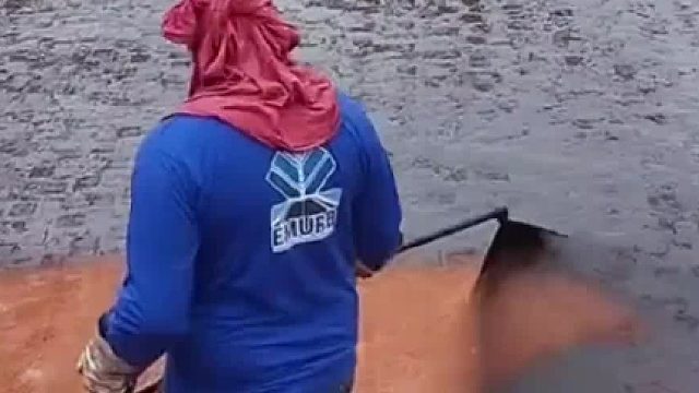 一下午的时间，板油路就铺好了