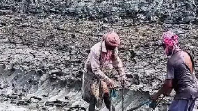 博主晒国外男子清淤视频，俩人默契配合，轻松将淤泥抛到岸边