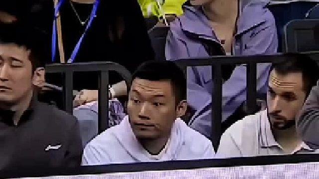 辽篮比赛中出现了好玩的一幕，辽篮球迷老大爷望远镜没打开