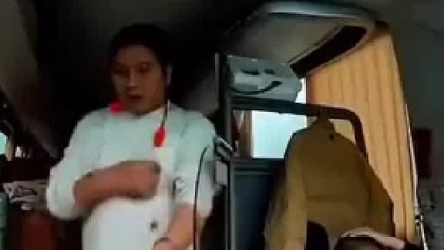 大巴车司机开车轮班休息，睡觉的地方原来这么狭窄！