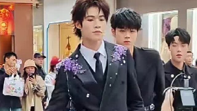 第三视角下的男团,C位脚踩恨天高跳舞