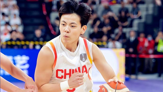 挡不住！女篮队长杨舒予2次一条龙：带球奔袭25米强行上篮