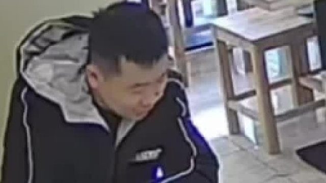 顾客在生煎店吃包子 服务员：您好 您的屉来了！