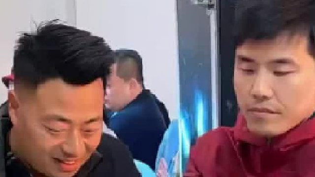 和职业格斗选手方便在一起吃饭，只能忍着，打又打不过，还有什么好方法么