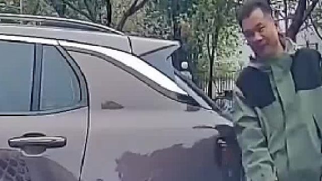 紧张新手女司机 礼貌老司机，遇到这情况你让吗？