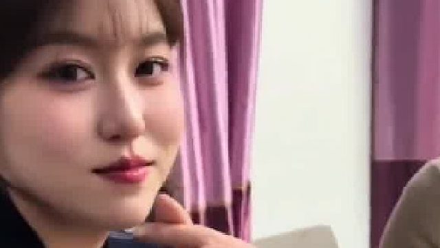男生和姐姐妈妈比心，只有两个姐姐回应他