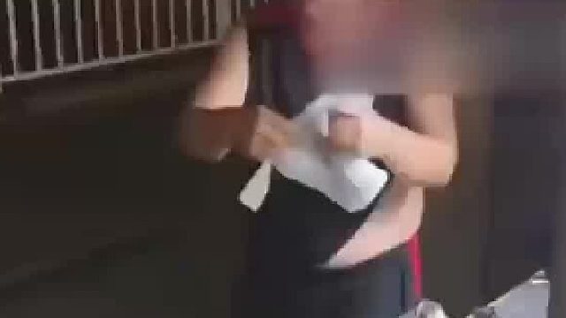 男子到煎饼摊买煎饼时老板 不好吃就直接扔了