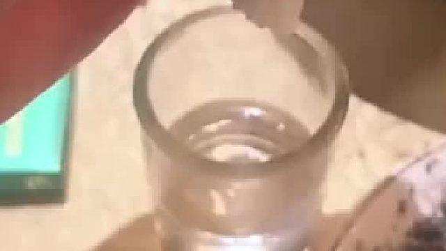 男子饭局实在是喝不下了竟然选择这样做，网友：不能喝就说不能喝太浪费了