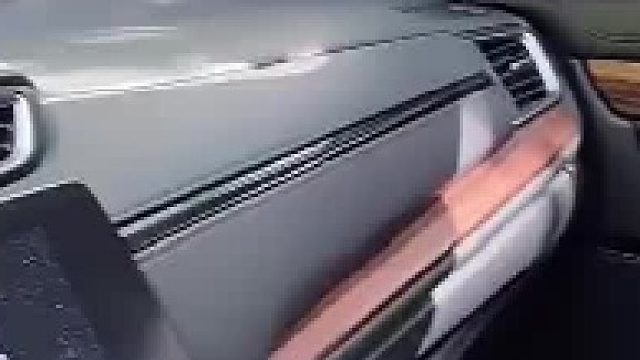 男子老婆不方便系安全带，于是不让老婆坐到前排