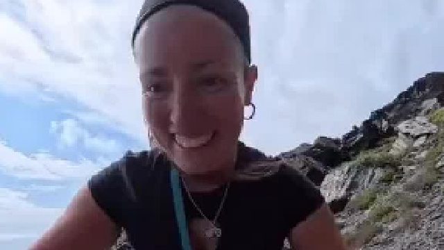 外国女子在山上骑车时摔倒，差点滑到山崖下