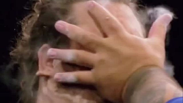 一巴掌上去脸都打变形了，就问你敢来挑战吗