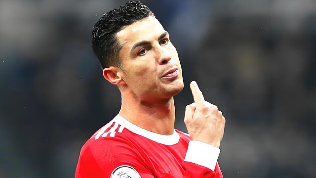 卧龙凤雏！C罗名场面：乌龙回传自家禁区，对方前锋“解围”