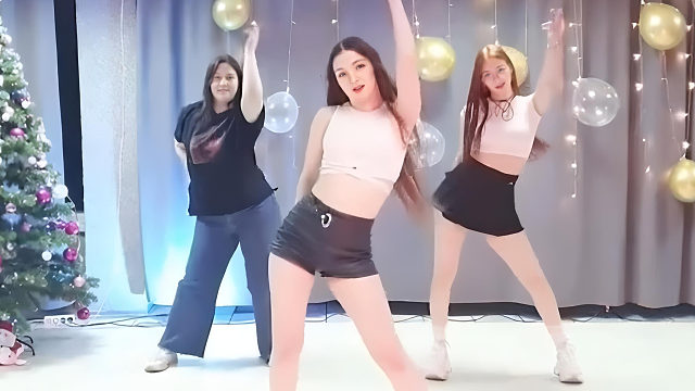 俄罗斯姑娘才艺表演24.01.16_三人舞04