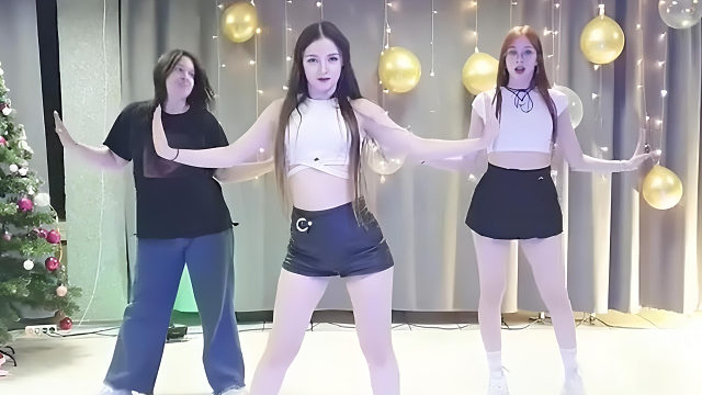 俄罗斯姑娘才艺表演24.01.16_三人舞03