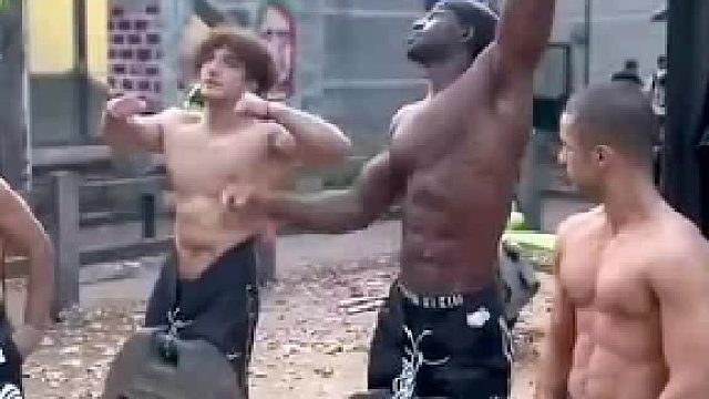 这俩人力气大得惊人