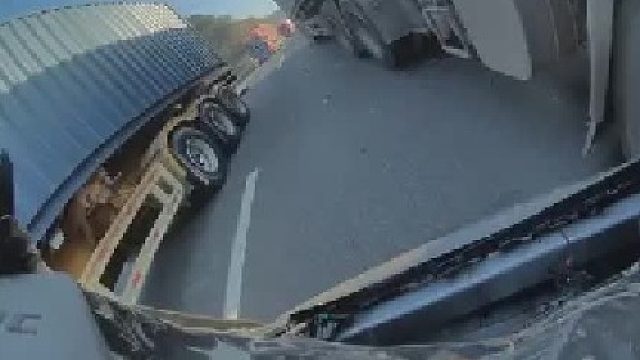 特斯拉行车记录三视角，就想问各位大佬，这种情况你们能躲得过去吗？