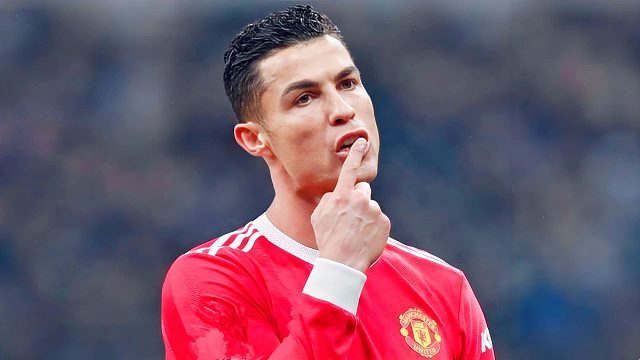 真急了！C罗名场面：抢球踢出“前空翻”，愤怒指责对方演戏