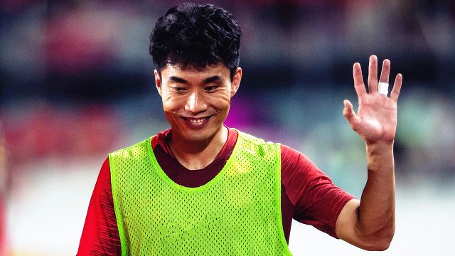 现场教学！郑智名场面：时任广州队主帅，兼职球员上场助攻