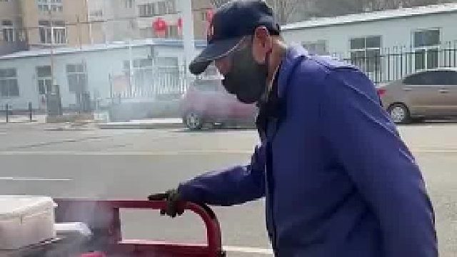 按住他，让大叔感受一下退休不老实的苦