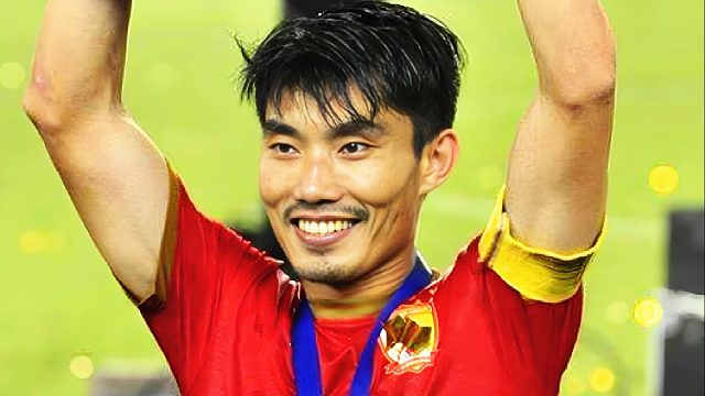 巅峰时刻！中超豪门登上亚洲之巅，郑智高举冠军奖杯庆祝