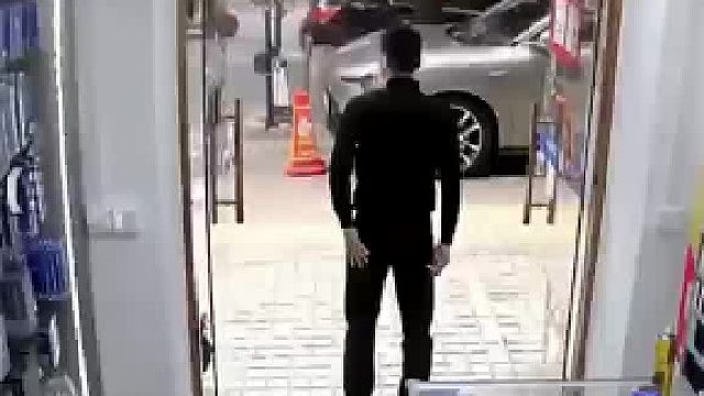 店家远远看见“麻烦”将至