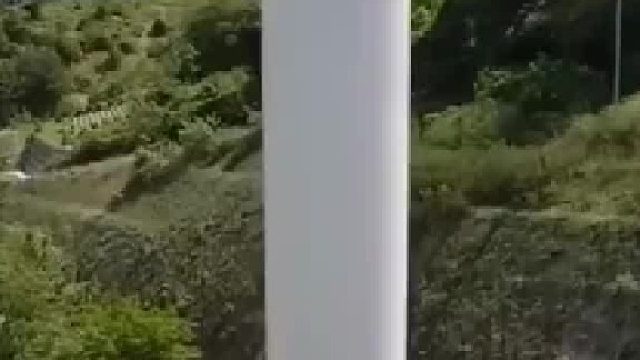 杆子在大风中震动，装上阻尼器就安静了。网友：物理学的魅力！